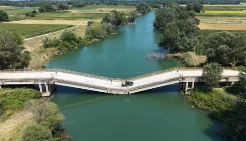 🎥 Instortingsgevaar van brug houdt Griekse automobilisten niet tegen
