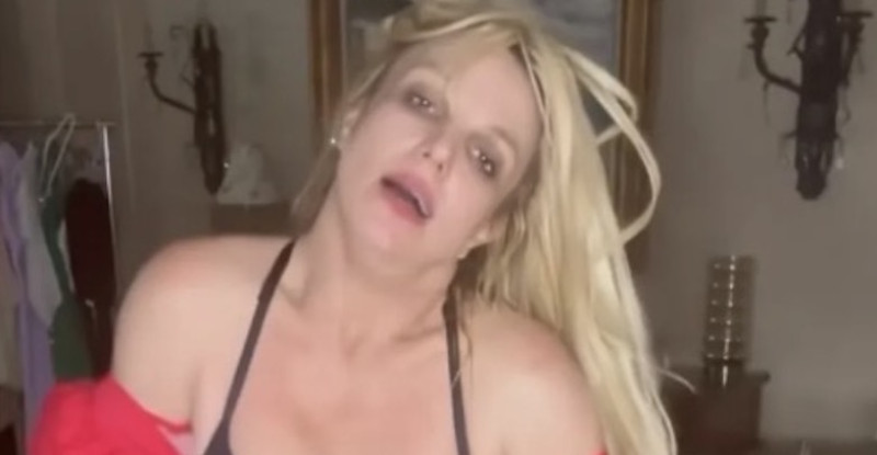 Britney Spears toploos in piepkleine rode string