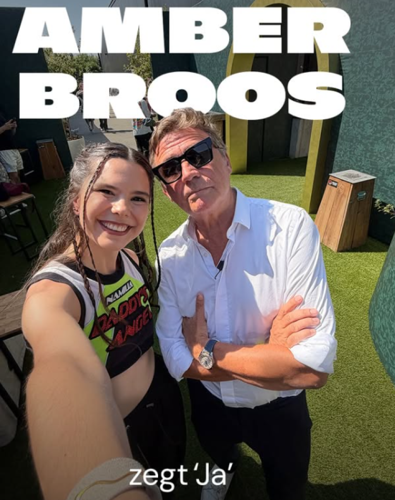 Erik Van Looy staat perplex: Amber Broos zegt zonder aarzelen "ja"