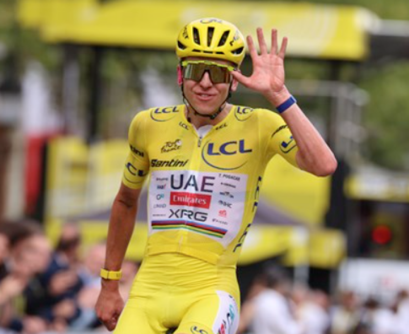 Van der Poel schittert in Parijs, maar Pogacar kroont zich opnieuw tot koning van de Tour