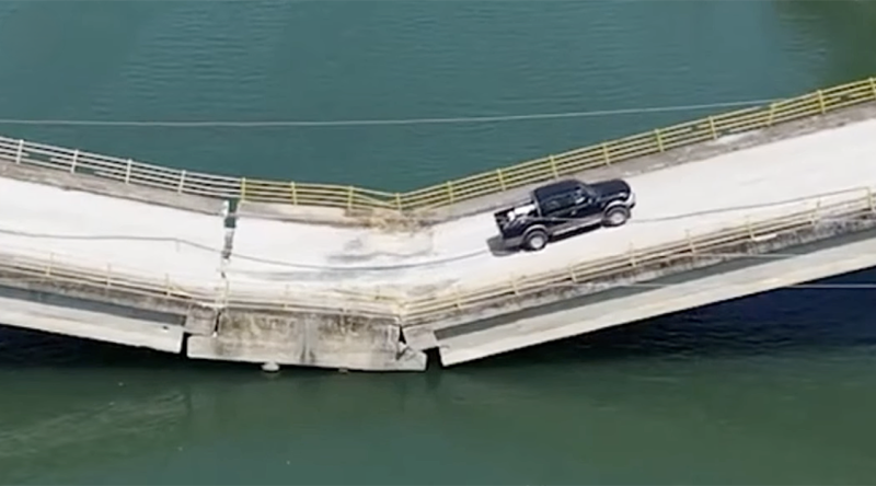 🎥  Grieken rijden nog altijd over brug die drie jaar gelden instortte