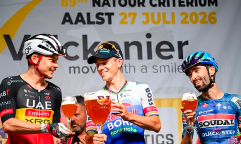 75.000 fans gaan uit hun dak: Remco Evenepoel heerst in eigen Aalst