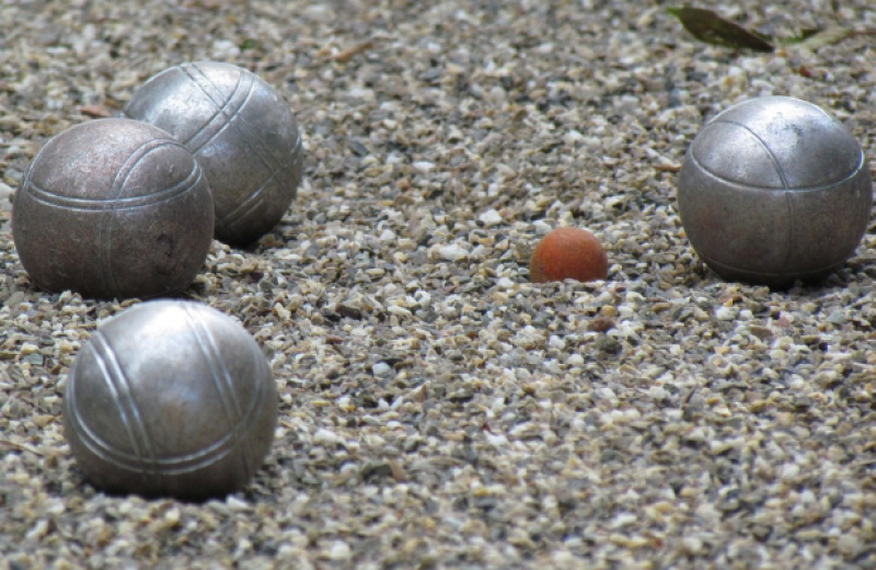 Zomerbar bij Chalet Bru: muziek en pétanque