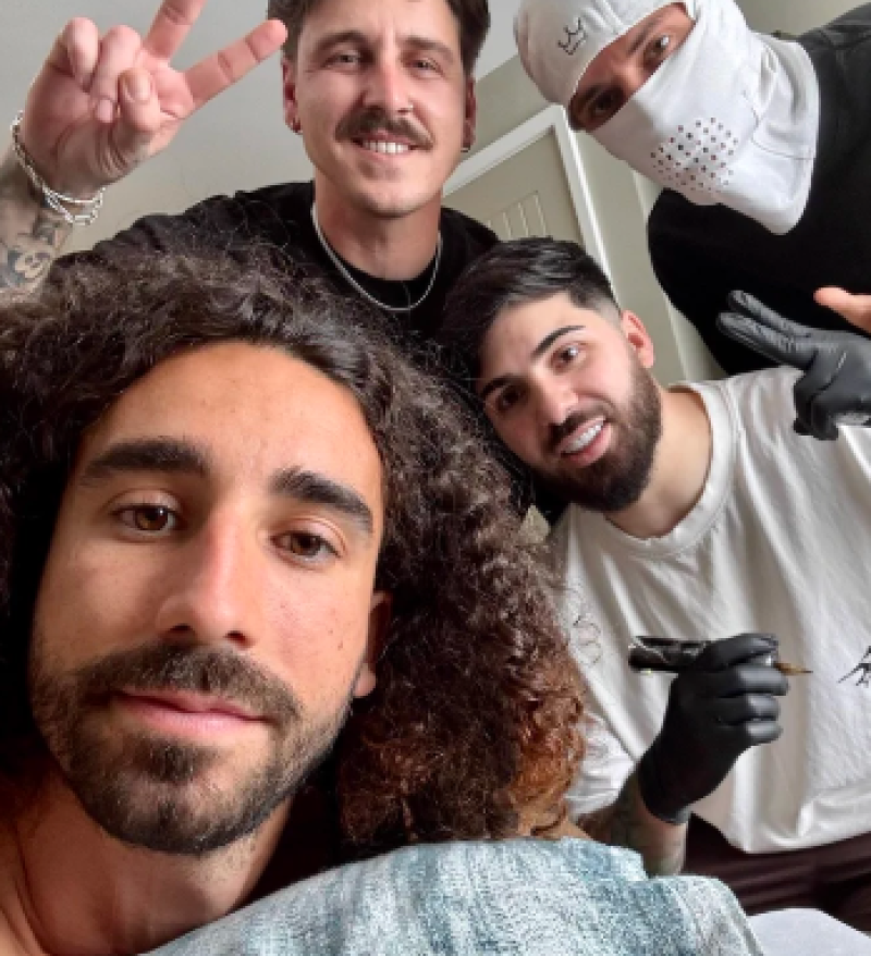 📸 Belofte maakt schuld: wereldkampioen Cucurella gaat onder de naald voor wel héél opvallende tattoo