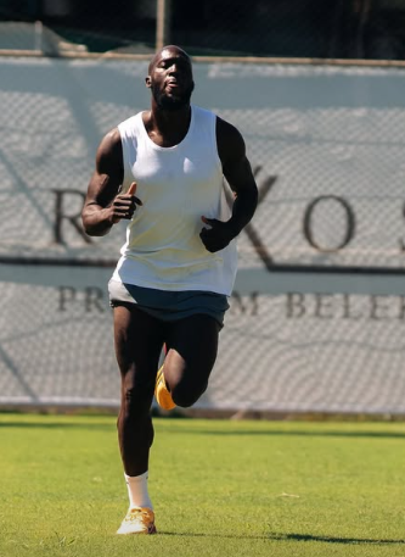 🎥 Kevin De Bruyne gaat helemaal los op Ibiza... terwijl Lukaku zich in het zweet werkt