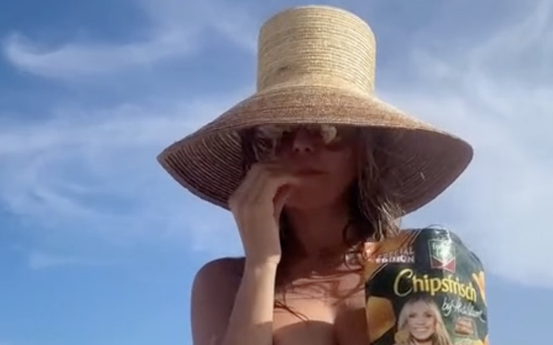 Heidi Klum promoot chips... toploos