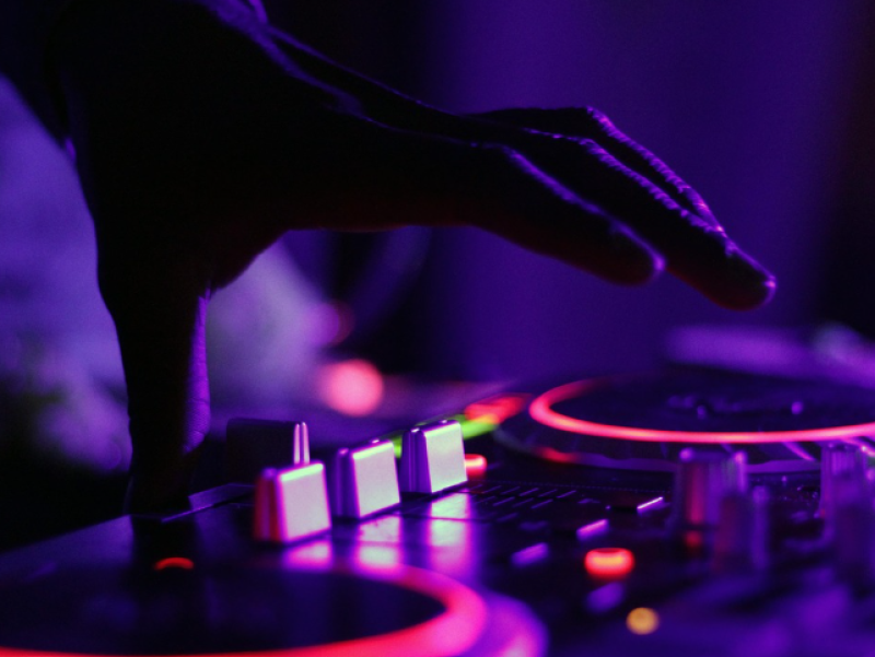 DJs draaien set op 30 meter hoogte voor goed doel