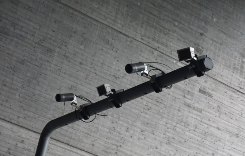 Big Brother kijkt straks niet alleen naar je nummerplaat, maar ook naar je iPhone, smartwatch en oortjes