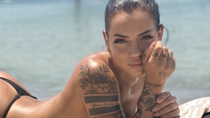 📸 Mati Teggi bewijst dat tattoos en een killerbody een gouden combinatie zijn