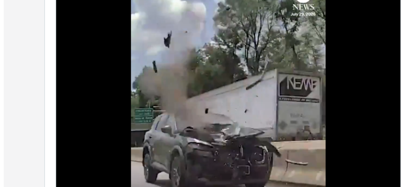 🎥 Los wiel slaat met enorme kracht in op wagen op snelweg