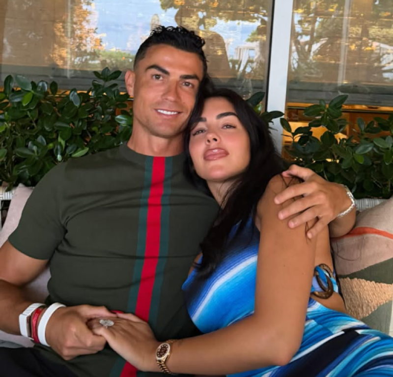 Luxecadeaus, Porsche en vijfsterrenhotel: Ronaldo spaart kosten noch moeite voor zijn trouw