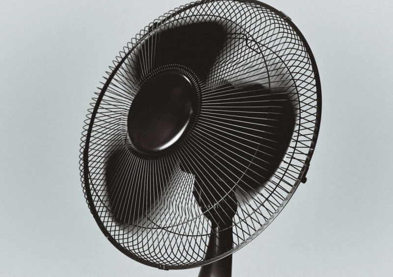 Met een ventilator slapen tijdens een hittegolf? Heerlijk... maar er zit een addertje onder het gras