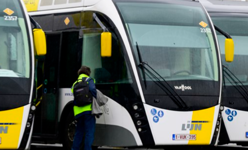 Baby valt uit buggy door kanteling op bus