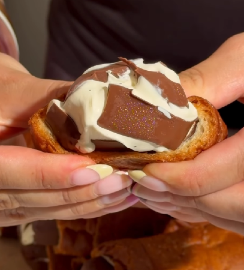 🎥 Twee ingrediënten, een pak calorieën en een orgasme voor je smaakpapillen: dit is de TikTok-snack van de zomer