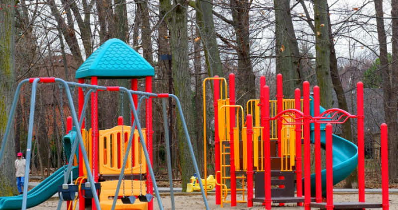 Speelterrein Kerrebroek in Aalst opnieuw open, nieuwe speeltoestellen volgen in het najaar