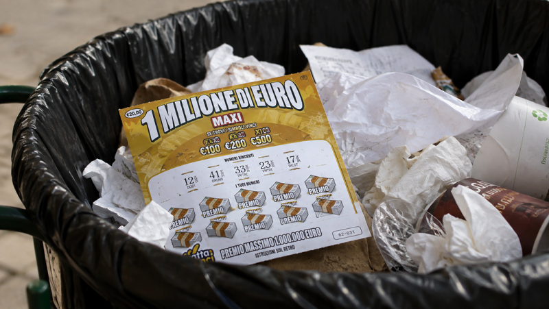 Vrouw wint een miljoen euro, maar gooit het lotje in de vuilbak