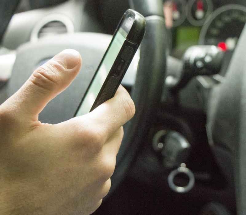 Loonwerker betrapt op bellen in tractor