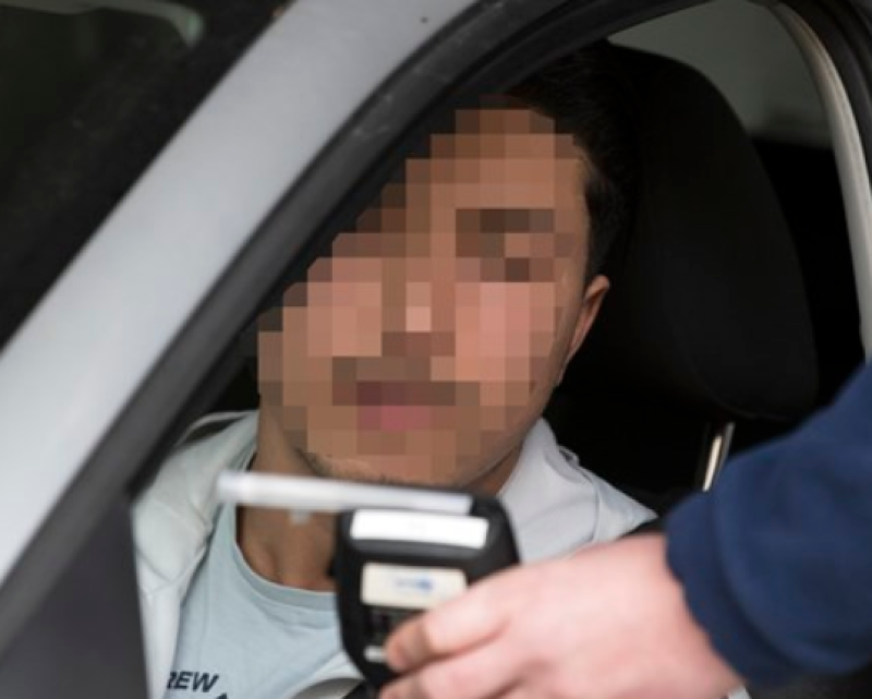 Thuisverpleegster rijdt onder invloed tegen geparkeerde auto