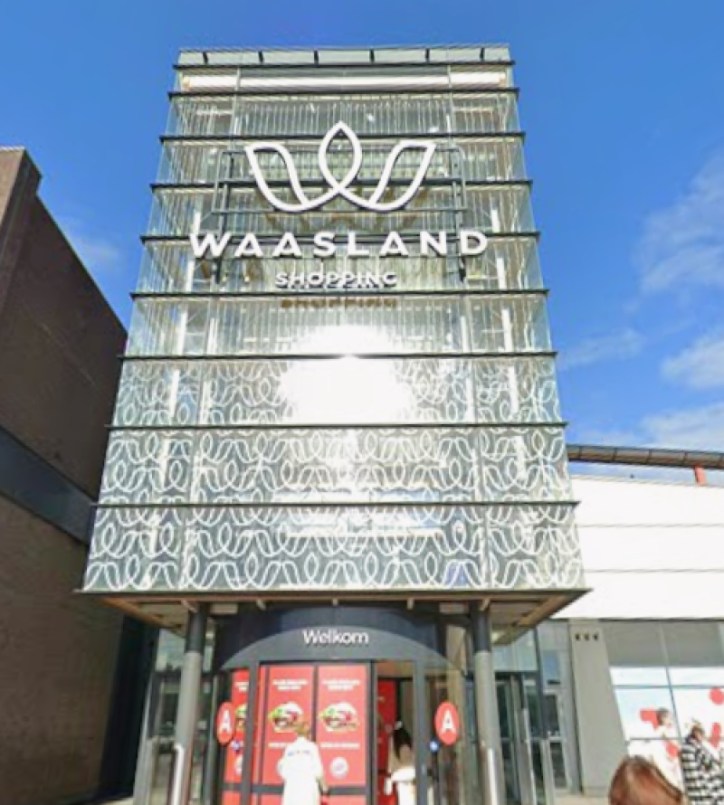 Influencers organiseren kledingverkoop in Waasland Shopping
