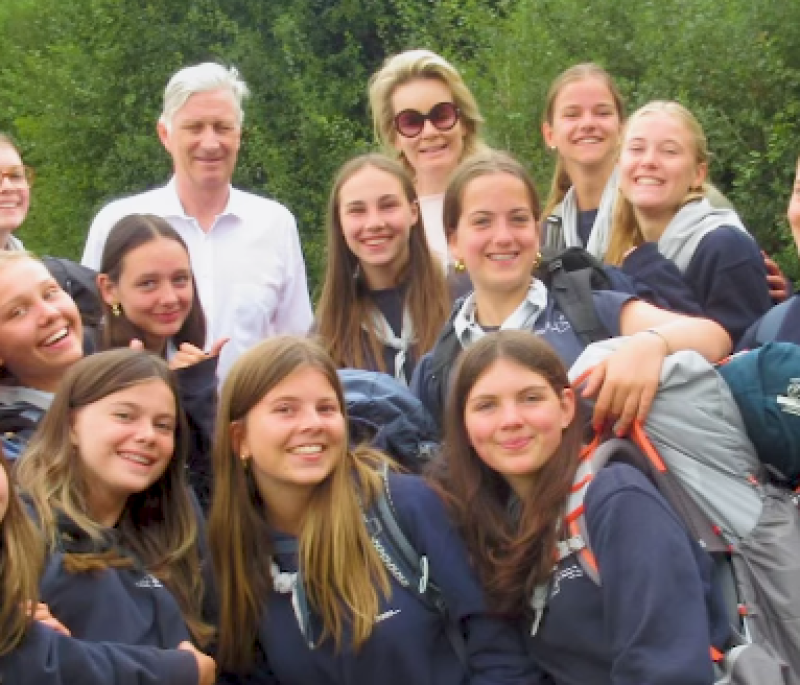 📸 De strafste kampfoto ooit? Scoutsmeisjes gingen wandelen... en stonden plots oog in oog met Filip en Mathilde