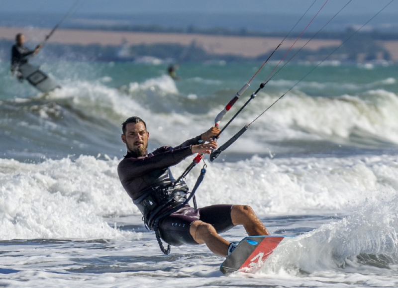 Kitesurfer zwaargewond door botsing met jetski in Oostduinkerke