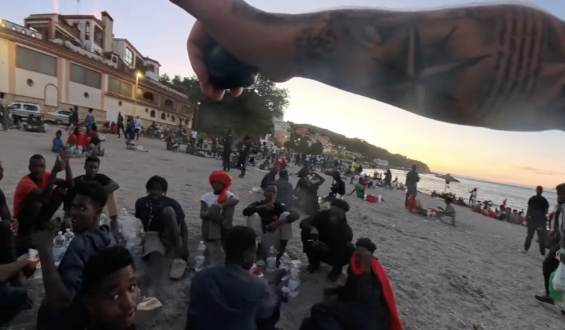 YouTuber trekt zelf naar Ceuta en zet vraagtekens bij officiële verhaal: "Dit klopt gewoon niet"