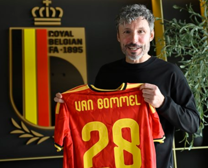 Mark van Bommel is officieel begonnen bij de Rode Duivels en heeft meteen een delicate afspraak met Courtois