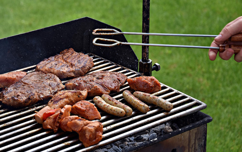 Het kwik stijgt, en ook de bacteriën krijgen er zin in: deze 5 barbecuefouten maakt bijna iedereen