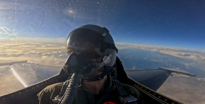🎥 Met 2.100 km/u in een F-16: dit ziet de piloot