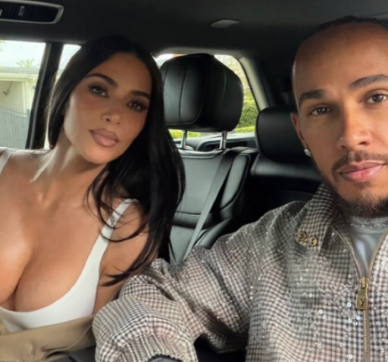 📸 Kim Kardashian duikt opnieuw op aan zijde van Lewis Hamilton tijdens F1-vakantie