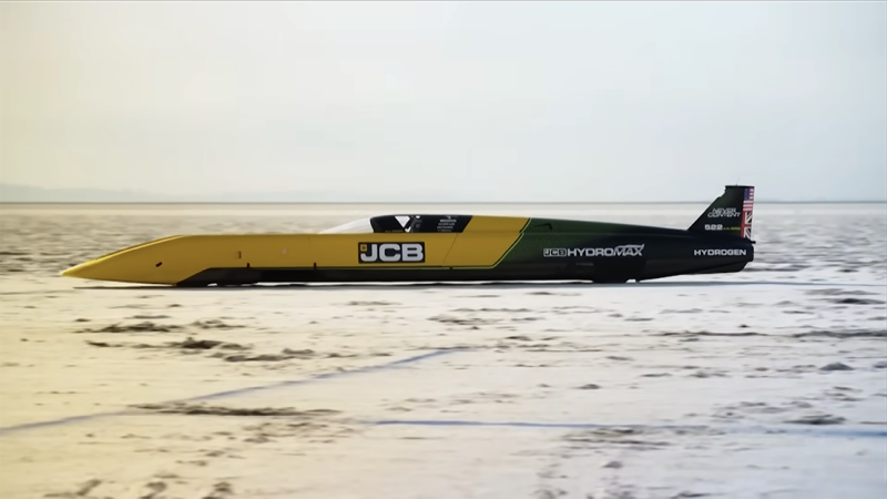Brit knalt met waterstofauto naar 654 km/u: straaljager op wielen verpulvert wereldrecord