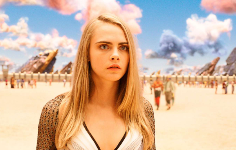 🎥 Cara Delevingne gaat topless op loopband voor nieuwe videoclip