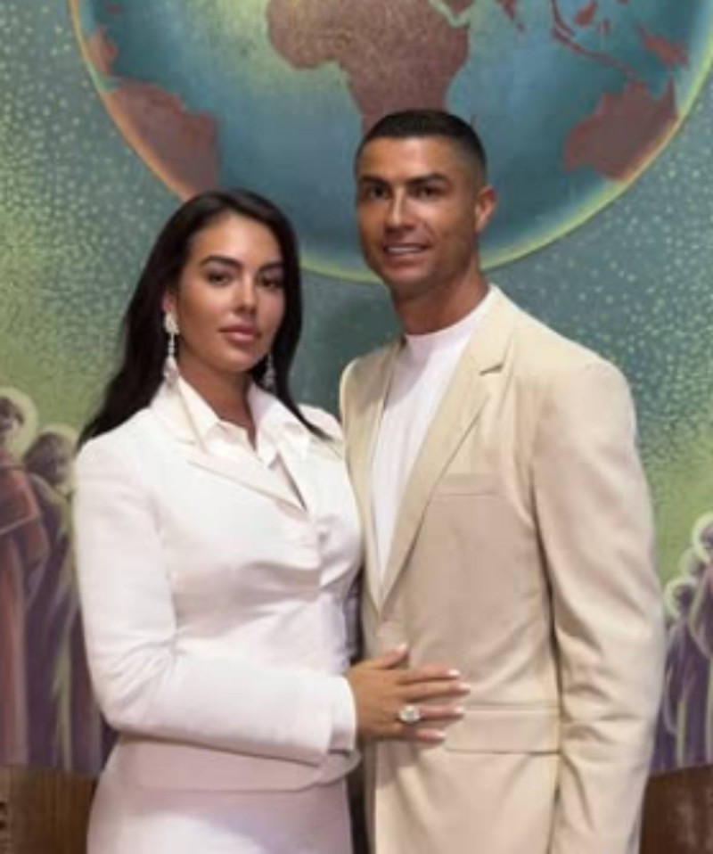🎥 Zéér bescheiden: Ronaldo en Georgina onthullen details over huwelijk