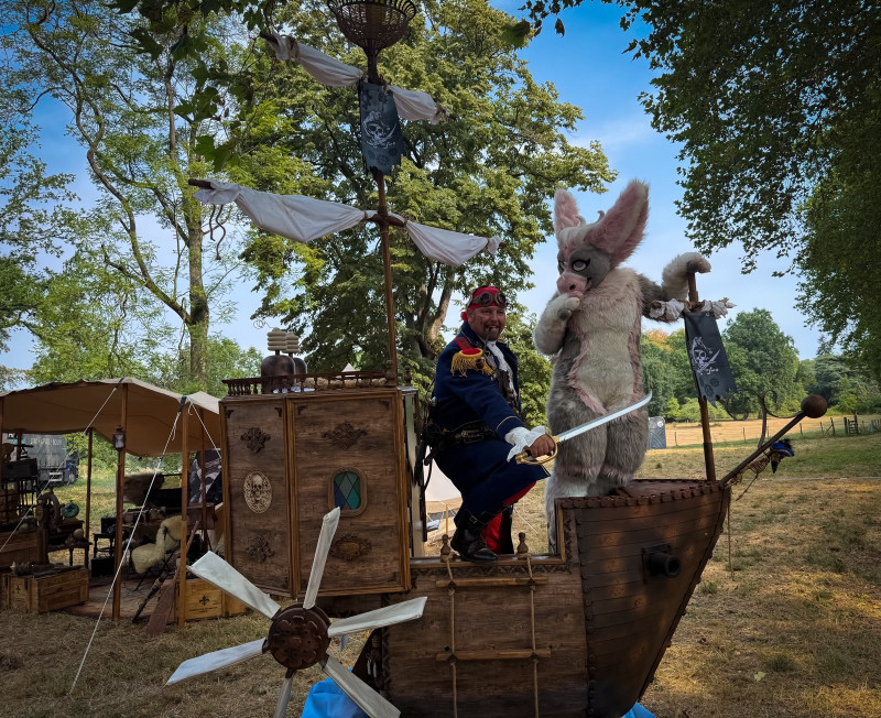 🎥 P op bezoek bij Geek Village: "Van drie- tot tachtigjaren in cosplay. Geweldig"