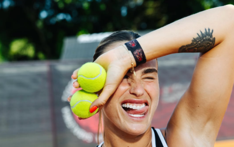 📸 Aryna Sabalenka hangt aan basketbalring in weinig verhullende outfit