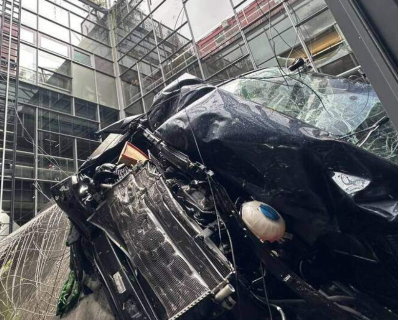📸 'Een verdieping lager parkeren' krijgt wel héél letterlijke betekenis in Gent