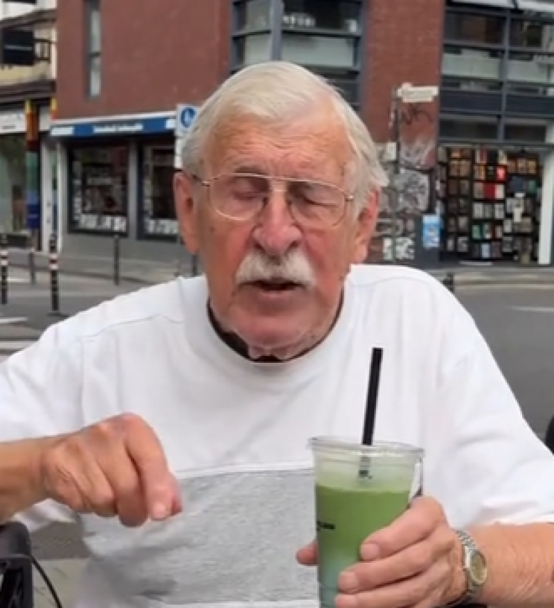 🎥 Maak kennis met 'Opa Werner' (89), de eerlijkste matchadrinker van TikTok