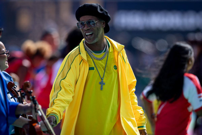 Ronaldinho is terug! Braziliaanse legende trekt op zijn 46e opnieuw voetbalschoenen aan