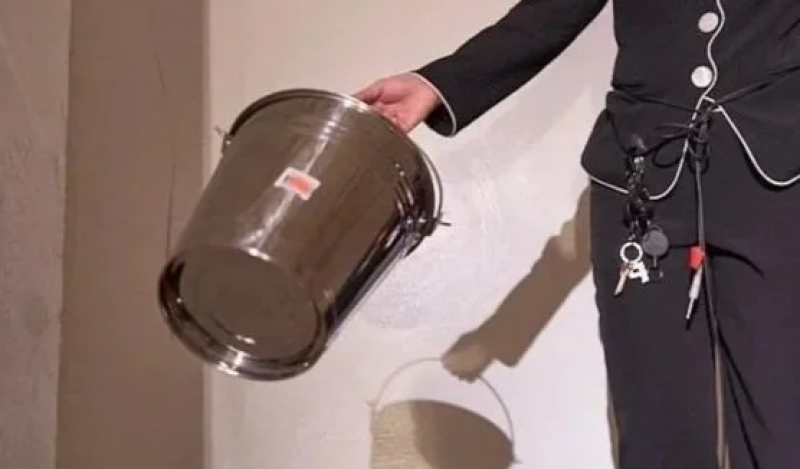 🎥 Vrouw die met metalen emmer rondjes draait is tegenwoordig gewoon ‘kunst’