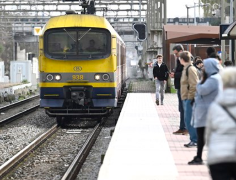 Trein naar Pukkelpop stilgelegd nabij Brugge door defecte goederentrein