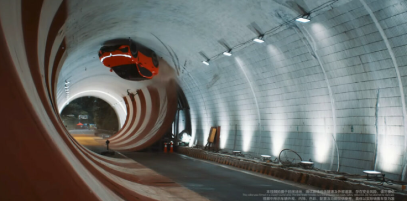 🎥 Chinese elektrische SUV rijdt écht ondersteboven door tunnel