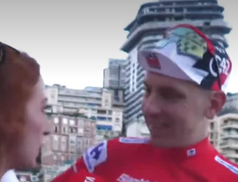 🎥 Tadej Pogacar weet niet wat hem overkomt tijdens gênant interview met flirtinfluencer