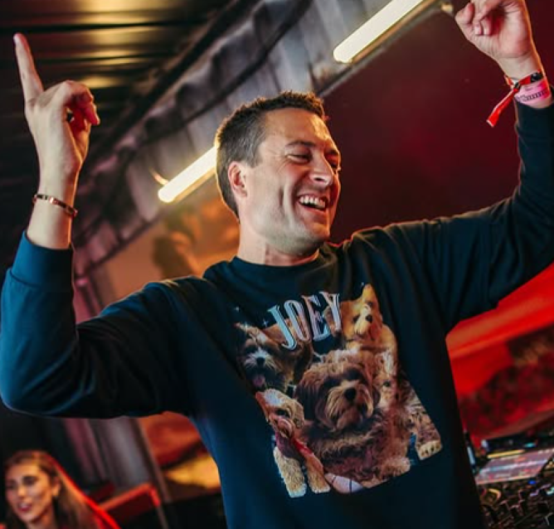🎥 Viktor Verhulst verklapt pikant geheim over zijn dj-set: “Dat is zeker al naakt gebeurd”