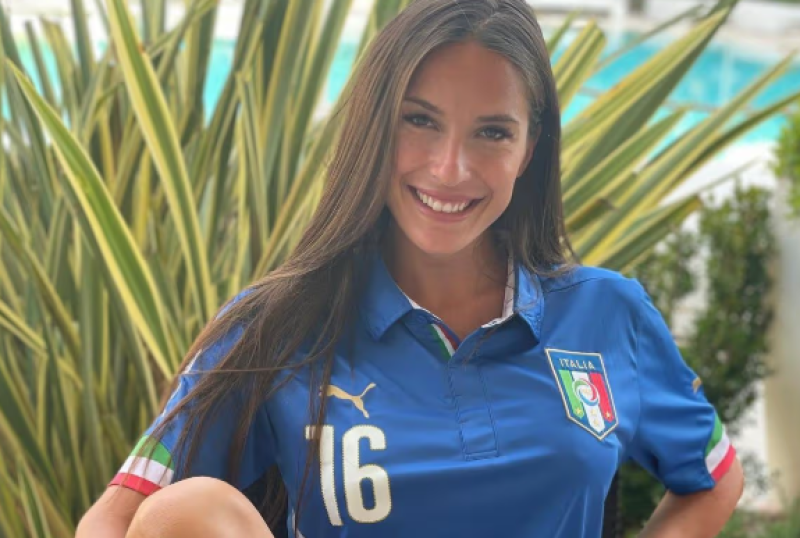 📸 ‘Mooiste voetbalster van Italië’ ruilt voetbaltenue in voor bikini