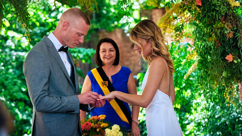Zij: vier jaar een relatie met een vrouw. Hij: weet van niks. Je zou voor minder blijven kijken naar 'Blind Getrouwd'
