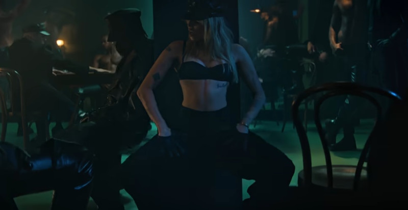 🎥 Miley Cyrus is terug en zet internet nu al in lichterlaaie