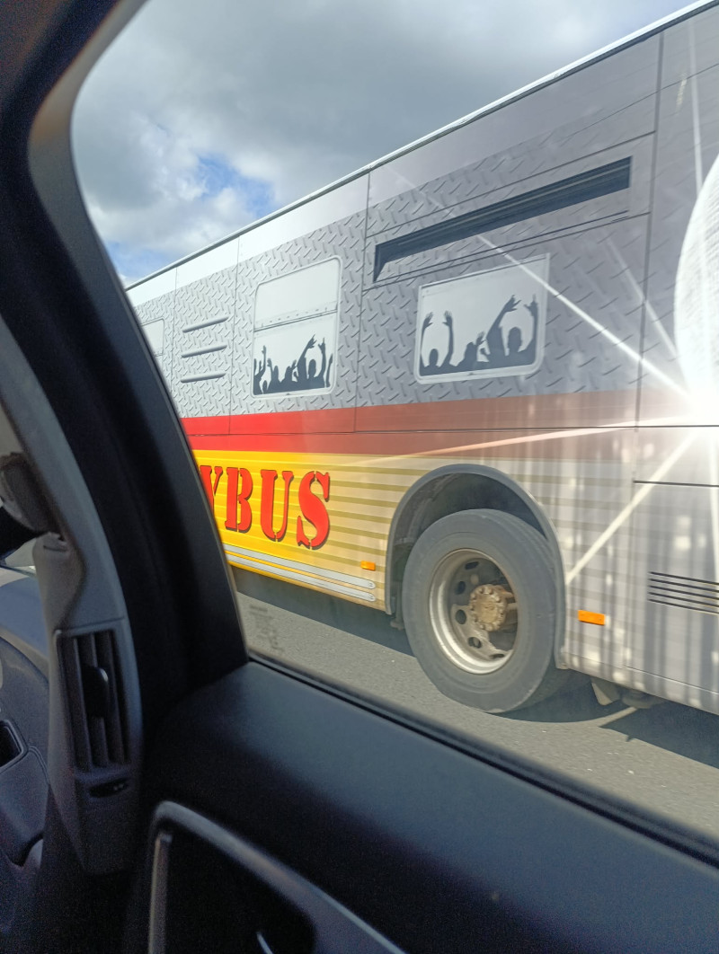 Feestvierders van Party Bus creëren paniek aan tankstation Wetteren E40 - bus wordt later opzij gezet door wegpolitie