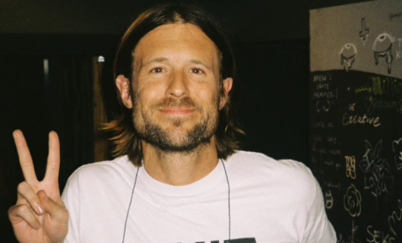 🎥 Mathieu Terryn duikt plots op bij Britse punkband en doet Crammerock compleet ontploffen met moshpit