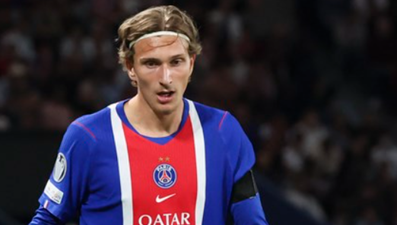 📸 Mika Godts scoort twee keer in één week: toptransfer naar PSG én eerste kindje op komst