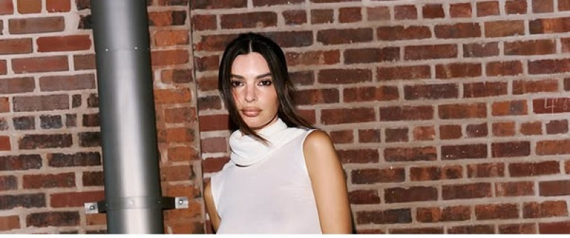 🎥 Emily Ratajkowski heeft geen beha nodig om de show te stelen in New York